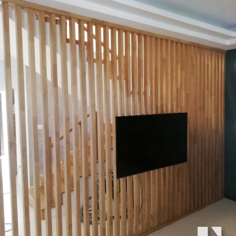 Perete despartitor realizat din riflaj lemn by Stil Compact Design