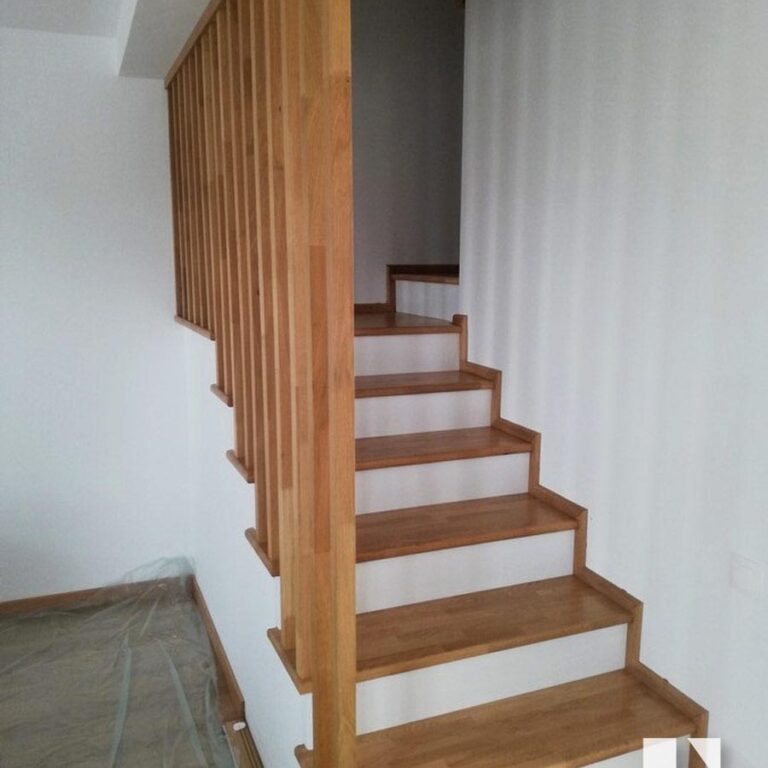 Scara lemn interior cu riflaj lemn by Stil Compact Design